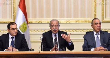الحكومة تعلن تفاصيل تحريك أسعار الوقود.. رئيس الوزراء: الخطوة جاءت لتصحيح مسار الدعم والمرحلة لا تتحمل التأجيل.. تكليف المحافظين بالمتابعة لمنع استغلال السائقين.. وزير البترول: القرار يوفر للدولة 40 مليار جنيه