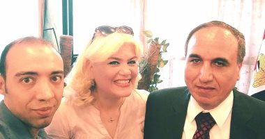 عبد المحسن سلامة يتحدث أمام ميكرفون إذاعة الأغانى