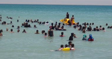 بالصور.. إقبال على الشواطئ الشعبية بالأدبية والعين السخنة بالسويس