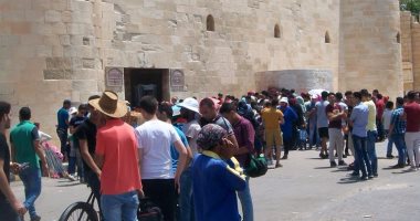 بالصور.. التوافد على زيارة قلعة قايتباى فى عطلة نهاية الأسبوع بالإسكندرية