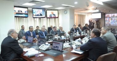 رئيس الوزراء يزور غرفة عمليات الحكومة للمتابعة بعد قرار تحريك أسعار الوقود
