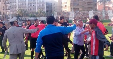 بالصور.. لاعبو الشرقية يحاولون الاعتداء على سعيد حمزة والشرطة تنهى الموقف