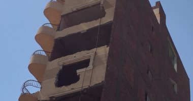 بالصو.. إزاله عقار مائل فى منطقة ناهيا بالجيزة مكون من 12 طابقا