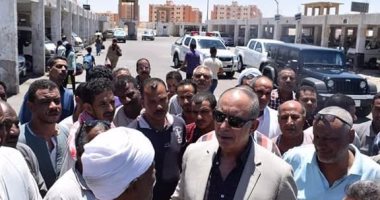 بالصور ..محافظ البحر الأحمر يتفقد موقف الأقاليم بالغردقة ويلتقى السائقين 