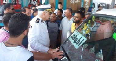 بالصور.. محافظ الإسكندرية: وضع بانرات التعريفة الجديدة بجميع مواقف المحافظة