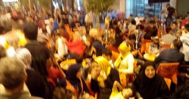 بالصور.. أصحاب المقاهى يعيقون حركة مرور المشاة بشارع الألفى فى القاهرة