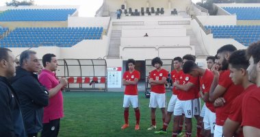 بالصور.. أبو الوفا يلحق ببعثة منتخب الشباب ويجتمع باللاعبين
