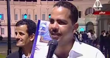 مواطنون يواصلون التوقيع على استمارة حملة "عشان تبنيها" فى بورسعيد