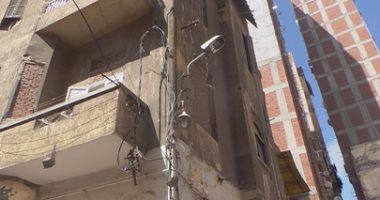 بالصور ..تفاقم أزمة العقارات المقابلة لعقار الأزاريطة المائل 