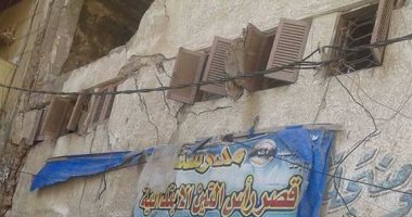 بالصور.. مدرسة "رأس التين" بالأسكندرية آيلة للسقوط والقمامة تتراكم داخلها