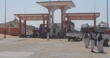 بالصور.. هنا "رأس حدربة" آخر قرية مصرية على الحدود السودانية..تعمل أغلب مساكنها بالطاقة الشمسية.. بها أكبر منفذ برى على الحدود الجنوبية والعمل به مصدر رزق سكانها..اسمها فى الأصل "هدا بار " أى الجبل الوعر