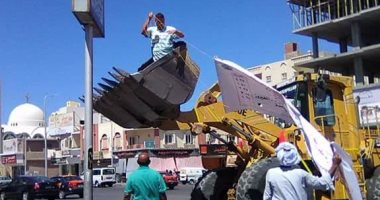 بالصور.. تركيب لافتات لبيان تعريفة الأجرة الجديدة بشوارع الغردقة