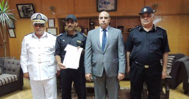 مدير أمن السويس يكرم عريف شرطة أعاد 700 ألف جنيه لمواطن فقدها