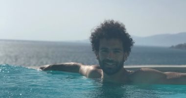 شاهد.. التفاف الجماهير حول محمد صلاح فى اليونان 
