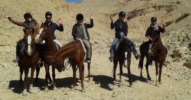 بالصور.. إقبال السياح على سفارى الخيول والجمال بالأقصر