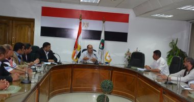 محافظ سوهاج : 365 مصنع تعمل داخل المناطق الصناعية الأربع