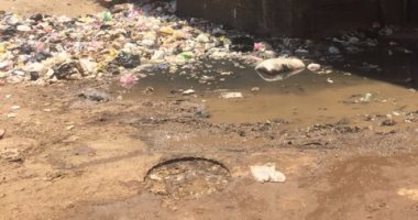 بالصور.. مياه الصرف الصحى تغرق مساكن "سوق الجملة" بميت غمر