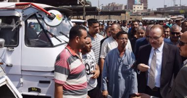 بالصور .. محافظ بنى سويف يتفقد مواقف السيارات لإلزام السائقين بالتعريفة الجديدة