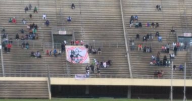 60 مشجعا يدعمون الزمالك بعلم وشعار الأبيض أمام كابس