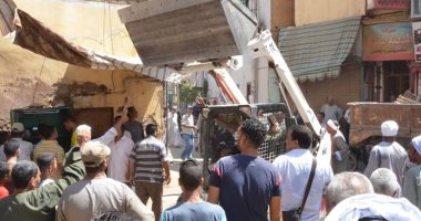 بالصور.. رئيس مدينة أرمنت يحيل رئيس الإشغالات للنيابة الإدارية لترخيصه غرزة