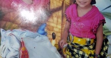 بالصور.. أم الطفلة قتيلة العاشر: "والدها تخلص منها وهى نايمة بطريقة بشعة"