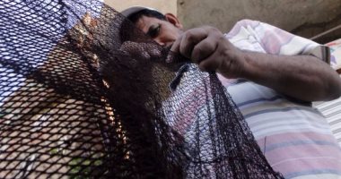  بالصور.. غزل شباك الصيد حرفة تتجدد مع الأجيال لحفظ التراث التقليدى للبحر