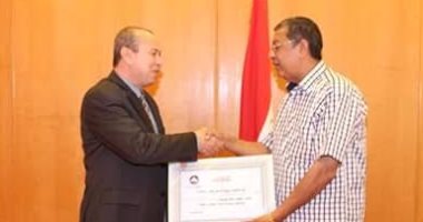 محافظ دمياط يكرم سمير الفيل الفائز بجائزة الدولة التشجيعية في الأدب 