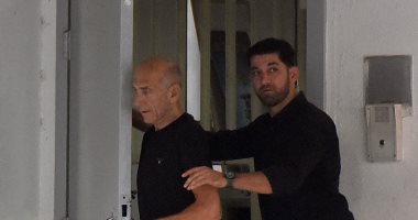 ننشر صور خروج رئيس وزراء إسرائيل السابق من محبسه بعد إطلاق سراحه