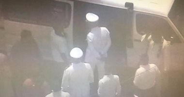 بالصور.. ضباط مرور القاهرة يرصدون مواقف السيارات لمنع زيادة تعريفة الركوب