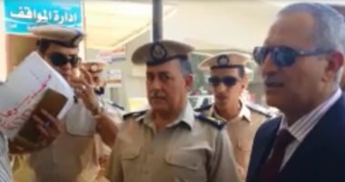 مدير أمن سوهاج يتفقد موقف السيارات لإلزام السائقين بتعريفة الركوب