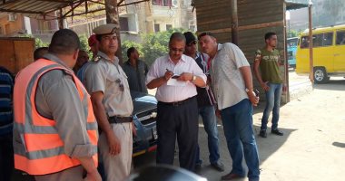 بالصور.. رئيس مدينة قويسنا يتابع تطبيق تعريفة الركوب بالمواقف