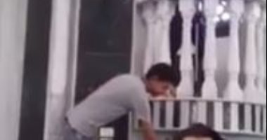 قارئ يشارك بفيديو لشاب يلهون داخل مسجد بالدقهلية دون رقابة من مسئوليه