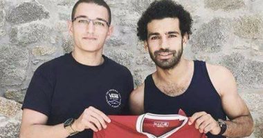 بالصور.. الجماهير تطارد محمد صلاح للتصوير معه بتيشرت ليفربول فى اليونان