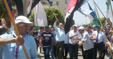 بالصور.. محافظ القليوبية يقود مسيرة لـ2000 شاب وفتاة للاحتفال بـ30 يونيو