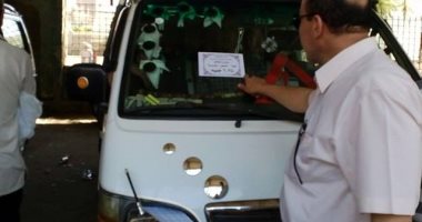 بالصور .. لصق تعريفة الأجرة المقررة على السيارات بمواقف أشمون
