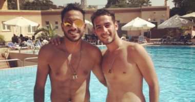 كهربا ينشر صورة جديدة بالمايوه مع أحد أصدقائه فى نادى الجزيرة