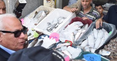 بالصور.. محافظ بورسعيد يستمع لشكاوى المواطنين بحى شرق 