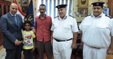 بالصور.. أمن مطروح يعيد طفلا هاربا من منزله منذ 3 أيام لأهله