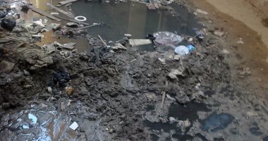 بالصور .. مياه الصرف الصحى تغمر شارع عمر ابن الخطاب فى بشتيل 