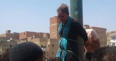 بالفيديو.. التفاصيل الكاملة لواقعة سحل "حرامية الأطفال" وتعليقها على عمود إنارة بالشرقية.. الأهالى: تسللت لسرقة رضعية عمرها 14 يوما.. والمباحث: المتهمة مسجلة خطر ودخلت المنزل لسرقة تليفون محمول