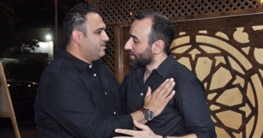 بالصور.. يسرى نصر الله ومحمد عبد المعطى أول حضور عزاء والد المخرج عمرو سلامة