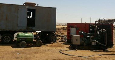 بالصور..أهالى قرية أبومنقار بالفرافرة يطالبون المحافظ بحل مشكلة قطع الكهرباء