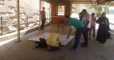 بالصور.. تركيب لوحات إرشادية بقلعة صلاح الدين تسهيلا لحركة السائحين بالمنطقة