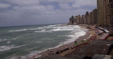 بالصور.. ارتفاع الأمواج يحرم مصطافى الإسكندرية من الاستمتاع بالبحر