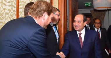 بالصور.. السيسي يلتقى رئيس وزراء التشيك قبل توجهه للمشاركة فى قمة "الفيشجراد"