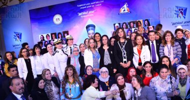 بالصور.. نبيلة مكرم تكرم المشاركات فى مؤتمر "مصر تستطيع بالتاء المربوطة"