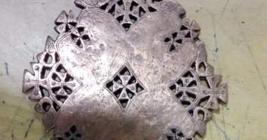 بالصور.. جمارك قرية البضائع تحبط تهريب 12 صليبًا أثريًا إلى تنزانيا