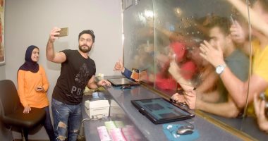 تامر حسنى معتذرا للجماهير بسينما سان ستيفانو: خوفنا ليحصل أى تدافع يؤذيكم