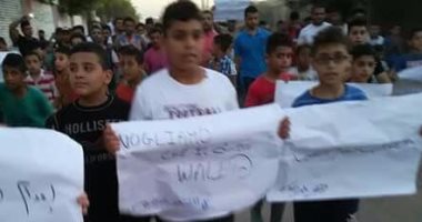 مظاهرة أمام منزل المتهم بقتل طفل بقرية ميت الكرماء بالدقهلية