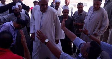 بالصور.. أهالى قرية الخضراء بكفر الشيخ يطالبون برصف الطريق